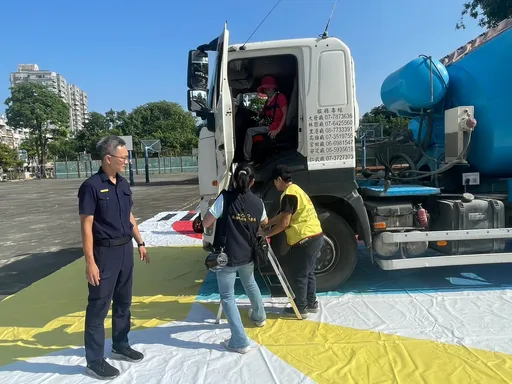 重陽敬老不只是送暖！守護長輩交通安全　前鎮警首創大車開進重陽敬老活動