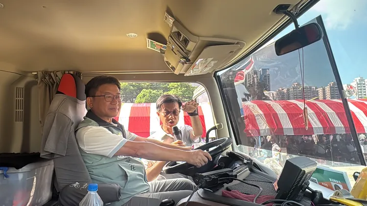 前鎮警分局首創將「大型車交通安全宣導」結合重陽敬老活動。翻攝畫面