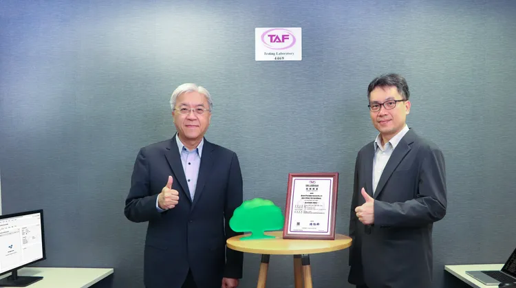 國泰世華銀行建置「App資安檢測實驗室」，為國內金融業首家取得財團法人全國認證基金會（TAF）認證業者，強化自主App資安檢測能力。左起依序為國泰世華銀行資安長王堯德、協理曾國棟。國泰世華銀行提供