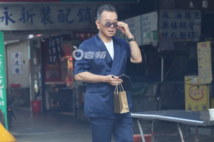 張晨光找到友人後，戴回帥氣墨鏡上前。特勤中心攝