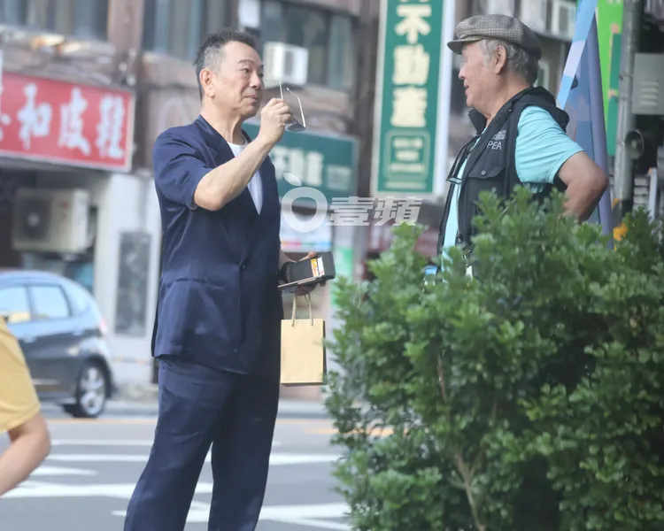 張晨光（左）脫下墨鏡和好久不見的老友多聊幾句。特勤中心攝
