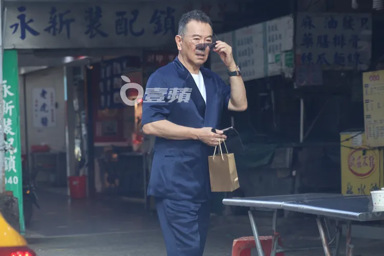 張晨光摘下墨鏡在路邊尋找多年不見的友人。特勤中心攝