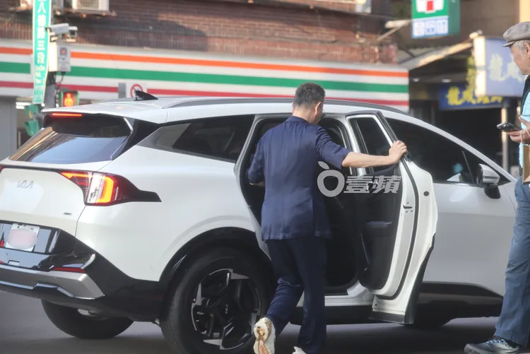 張晨光坐上多元計程車離開。特勤中心攝