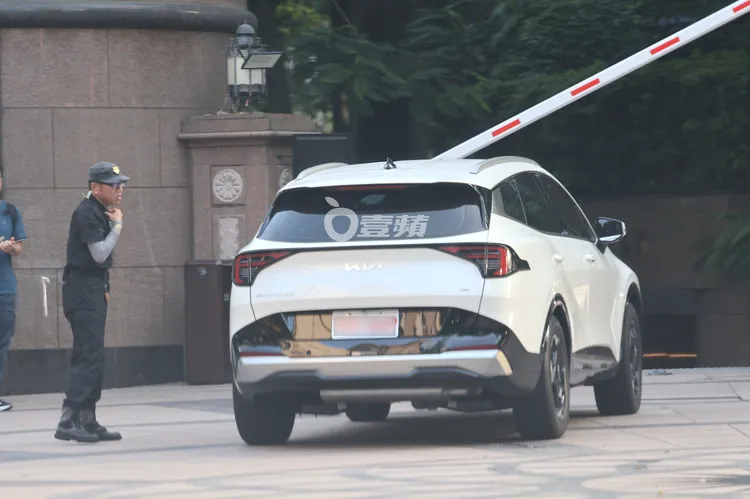 張晨光搭乘多元計程車進入台北「信義之星」豪宅。特勤中心攝