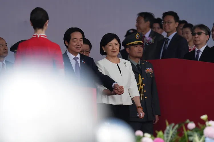 賴清德今（10）日牽著吳玫如登上2025年國慶大會舞台。莊宗達攝