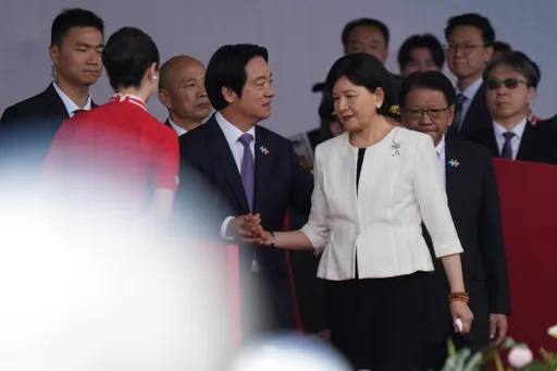 國慶穿搭｜賴清德超愛「紫領帶」撞款去年！夫人黑白配氣質難擋