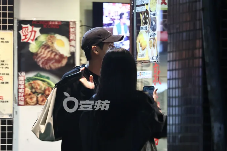 兩人經過港式餐廳，停下來討論是否用餐。特勤中心攝