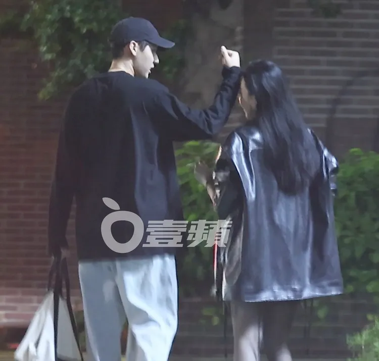 李玉璽又用手背幫許允樂（右）擦去雨水，眼中滿是愛。特勤中心攝