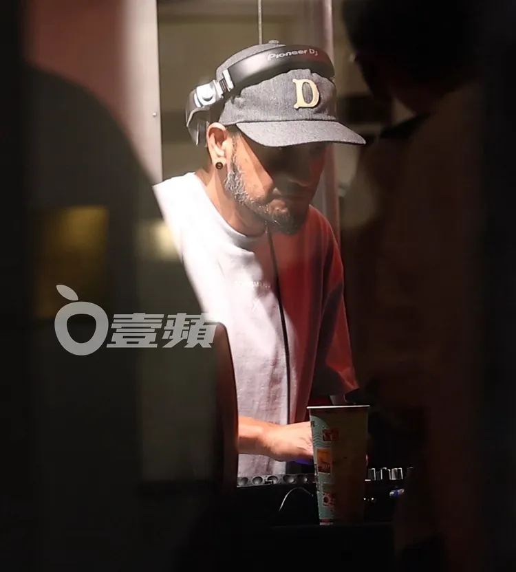 張震嶽化身「DJ Orange」擔任潮流服飾品牌店「孤僻」GOOPiMADE開幕式的一日店長。特勤中心攝