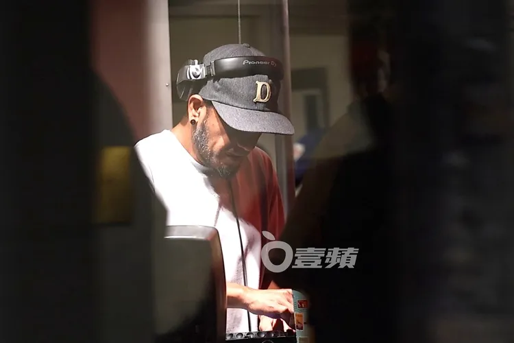 張震嶽認真打碟，現場氣氛嗨到最高點。特勤中心攝