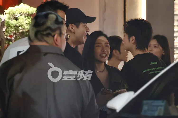 一小時後，李玉璽夫妻倆準備離開，和現場友人們道別。特勤中心攝