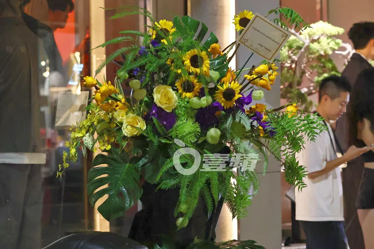 陳冠希送上自創品牌Juice Taiwan的花籃祝賀「Congrats on the grand opening！（祝賀盛大開幕）」。特勤中心攝