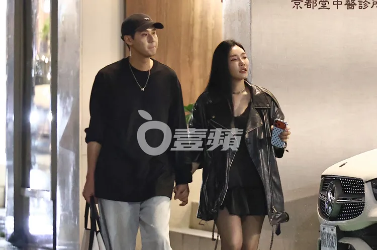 夫妻倆漫遊在東區街頭，並未被路人認出。特勤中心攝