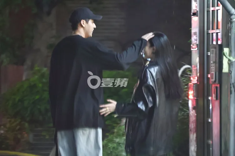 許允樂的頭被雨水打濕，李玉璽（左）連忙用手將雨水擦去， 十分貼心。特勤中心攝