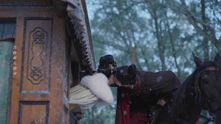 全劇唯一一吻「雪中馬車吻別」讓全網少女淪陷。Disney+提供