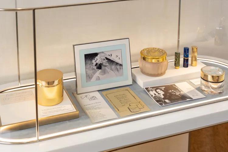 現場獨家展示1956年第一瓶白金乳霜的復刻版本與歷史箴言。品牌提供