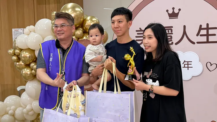 寶寶奪下爬行賽冠軍，爸媽們領獎相當興奮。翻攝畫面