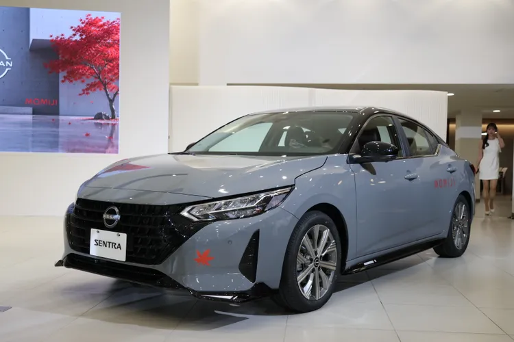 SENTRA MOMIJI延續房車跑格設定，盛楓版以上搭載極楓套件與12.3吋X-Media Pro智慧影音多媒體系統，並提供靠近自動解鎖及離車自動上鎖功能。林浩昇攝