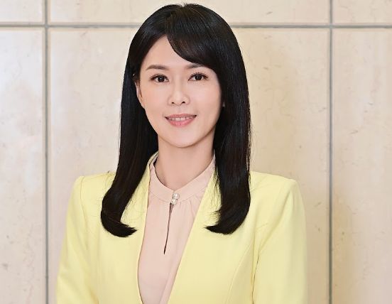 美女主播為營造「陽光活力」耗盡全力 喊卡秒斷電遭同事狠虧