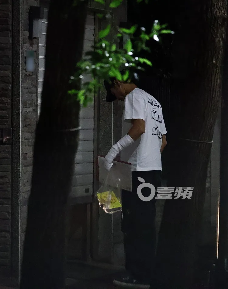 阮經天用受傷的手拿著君悅排骨便當和一份文件夾回家。特勤中心攝