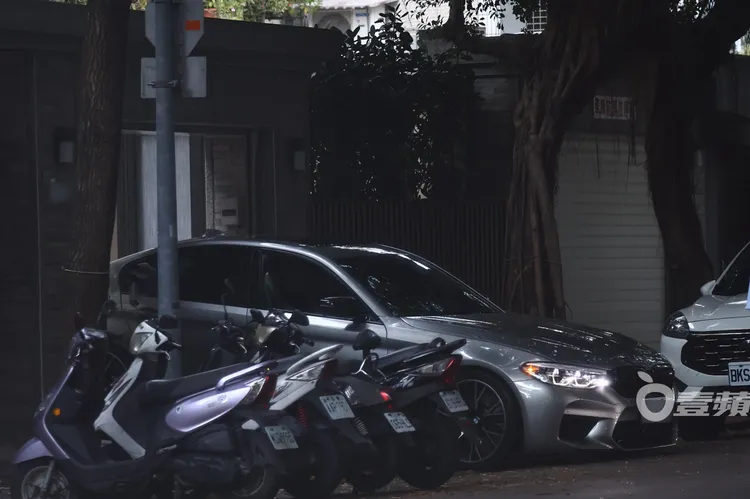 阮經天將756萬元愛車BMW M5停到車庫。特勤中心攝