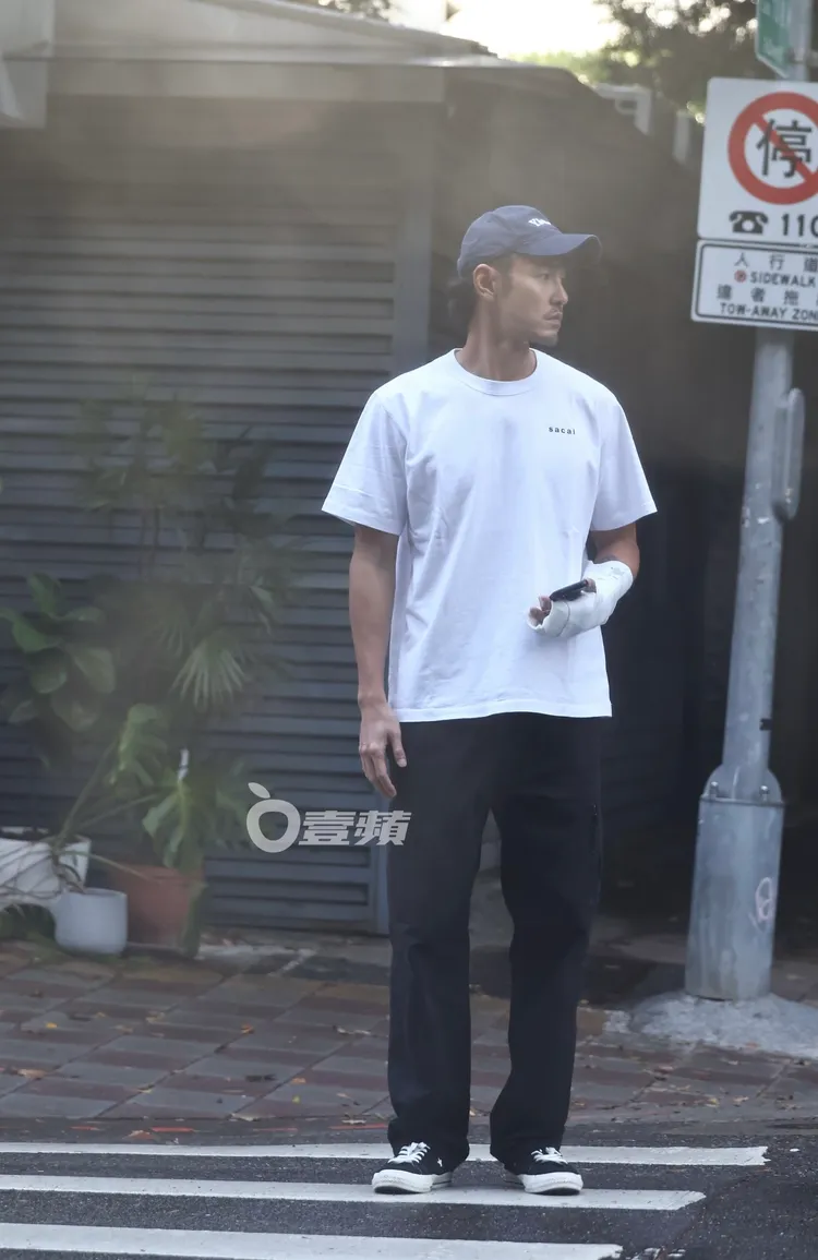 阮經天送完弟弟後，開車回家停好，改搭多元計程車出門。特勤中心攝
