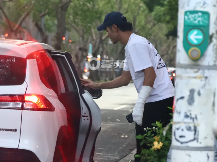 阮經天搭乘多元計程車來到東區仁愛路上的社區大樓民宅。特勤中心攝
