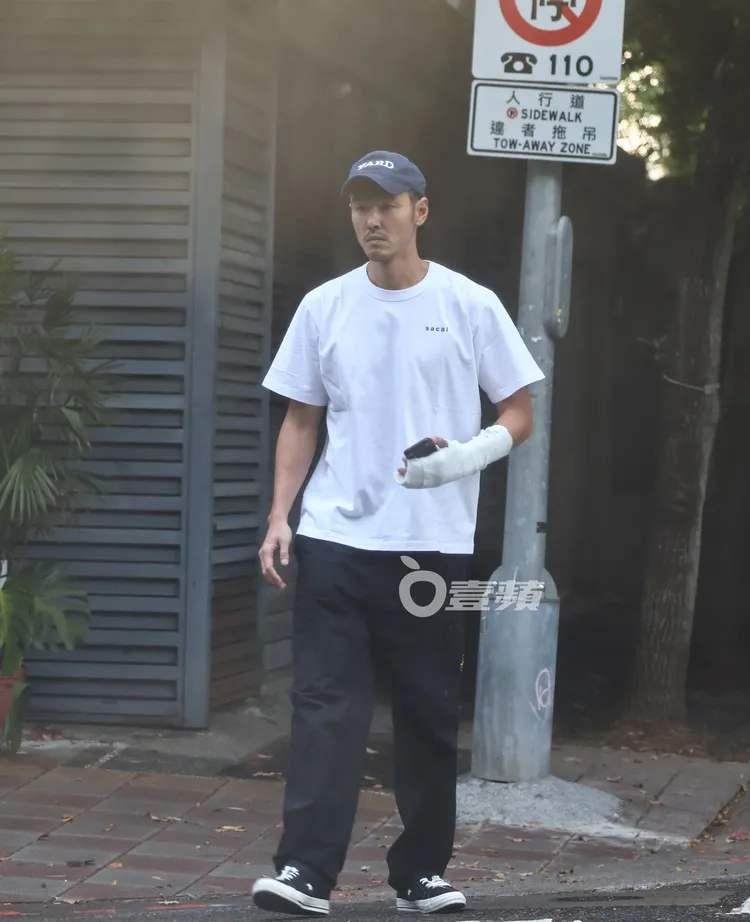 阮經天左手受傷，但不影響他外出的心情。特勤中心攝