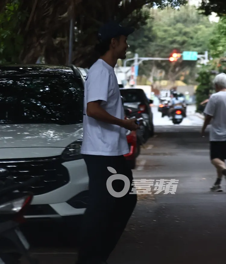 阮經天看到鄰居便前去串門子聊天。特勤中心攝
