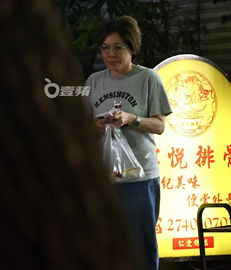 經紀人柴曉倩外帶「君悅排骨」便當給阮經天回家吃。特勤中心攝