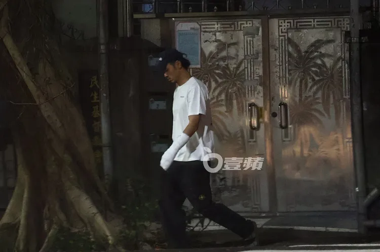 阮經天把禮盒交給經紀人後，走回家嗑排骨便當。特勤中心攝
