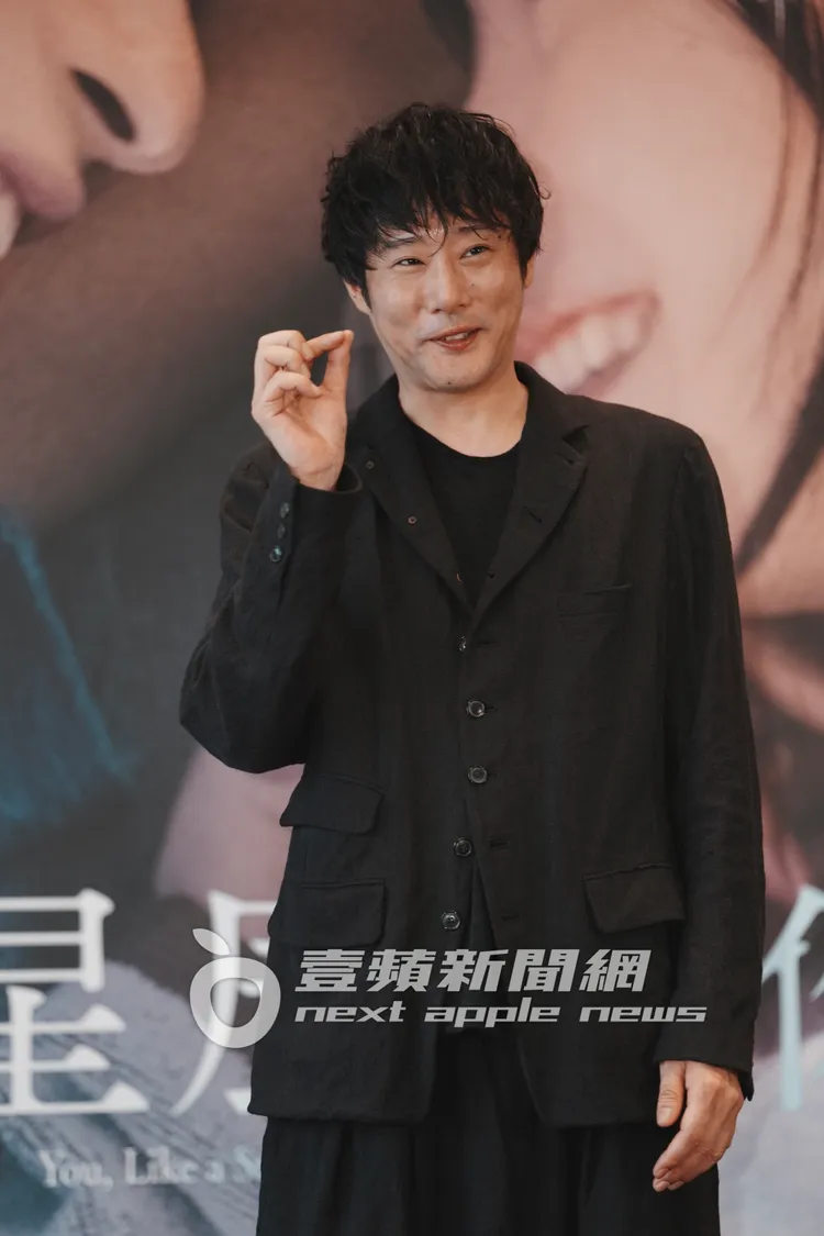 導演藤井道人被拱比出手指愛心，害羞捏起手指。彭欣偉攝