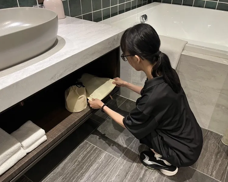 JÒHŌ HOTEL將「客房細緻保養與檢核」項目，交由小佩專職負責。翻攝畫面