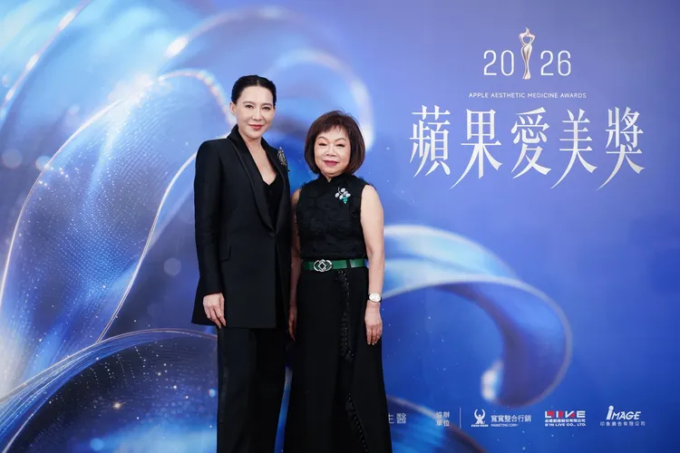 Cindy Chao（左）在「蘋果愛美獎」同框夏姿設計總監陳彩霞（右）。攝影中心攝