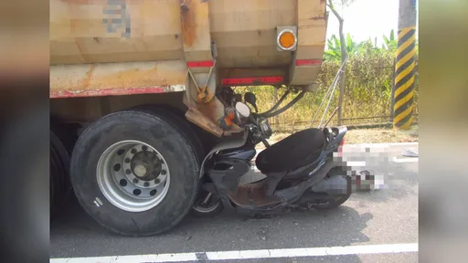 「整台卡進車底」！嘉義7旬婦撞半聯結車　爆頭重創送醫不治