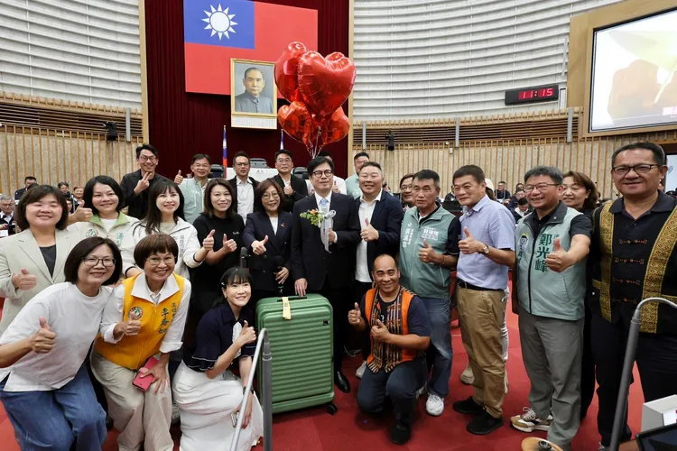 高雄市議會閉幕，陳其邁與議員合影紀念。翻攝畫面