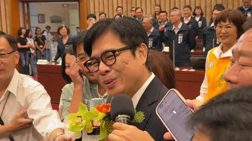 「靈魂歌手」感性道別！高雄市議會閉幕　陳其邁清唱〈紅豆〉破除「不實謠言」