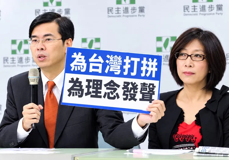 2011年陳其邁擔任民進黨發言人，康裕成是高雄市議員，兩人站在麥克風前，為理念與公共事務發聲。翻攝畫面