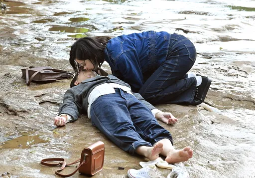 八點檔女女CP「嘴對嘴」人工呼吸！她冷到失溫「被壓到快內傷」