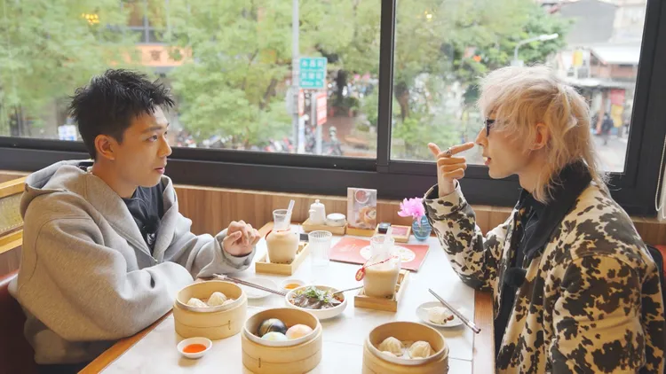 陳允諒(左)帶領Soma走訪臺灣大啖美食。公視提供