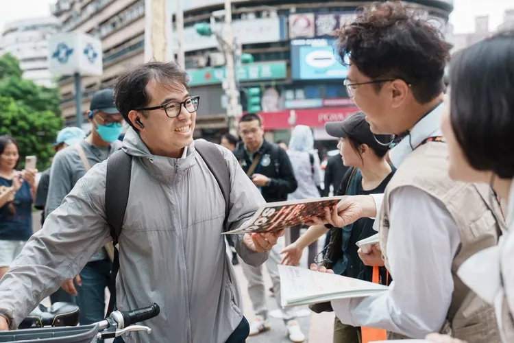 希望在數位時代為市民帶回手握紙本閱讀的質感與樂趣。取自沈伯洋臉書