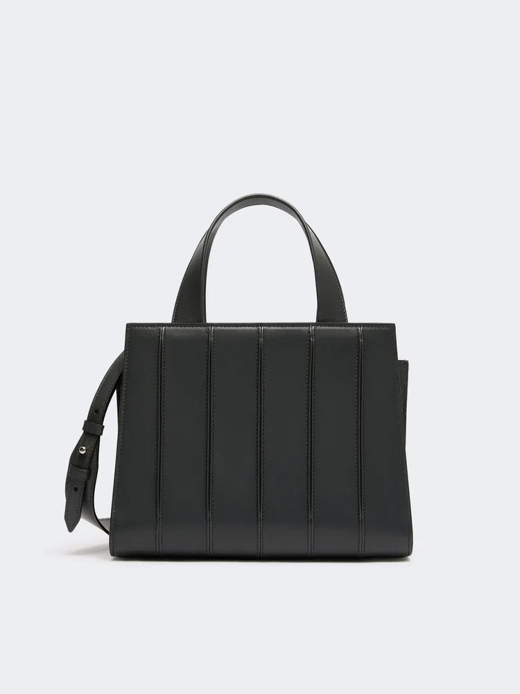 Max Mara Whitney皮革肩背包，9萬5900元。品牌提供