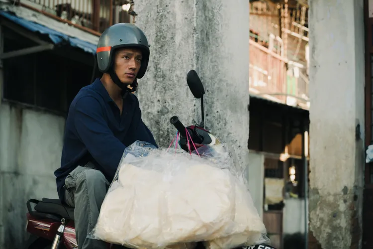陳澤耀在《黑潮》飾演深藏祕密、背負過去的阿忠，出獄返鄉後捕蝦、賣蝦餅維。甲上提供