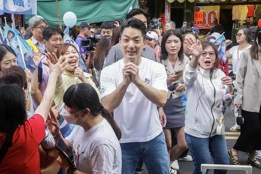 蔣萬安拜票　眼鏡男笑笑握手「我是你學弟...但我支持沈伯洋」