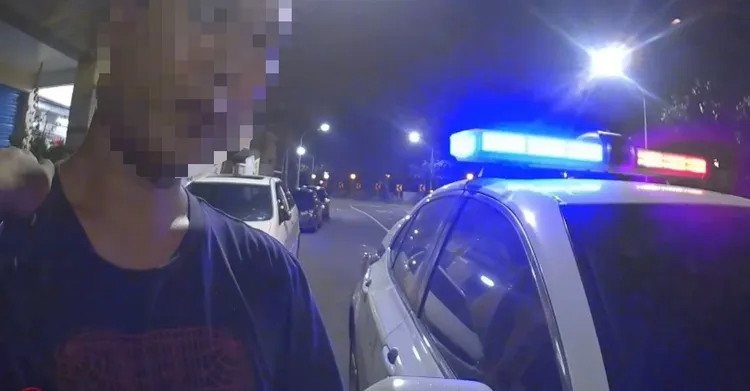 旗津陳男深夜騎車逆向遭攔查，發現是酒測。翻攝畫面