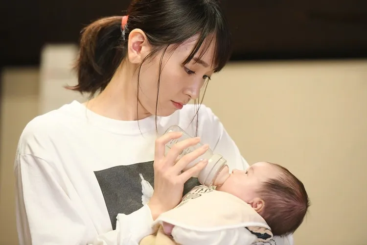 新垣結衣在2021年1月播出的《月薪嬌妻》新春特別篇體驗當媽。翻攝mynavi