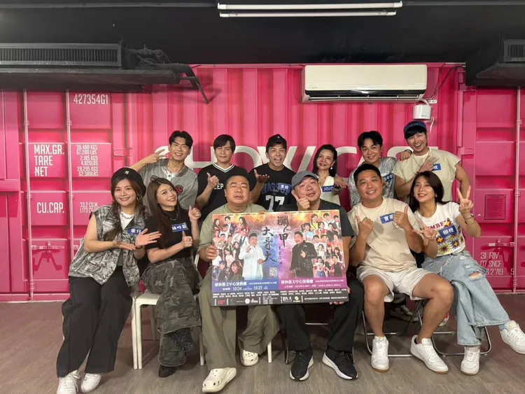 舞台劇《萌甲大哥大2.0》在樹林藝文中心演藝廳登場。秀卡司娛樂提供