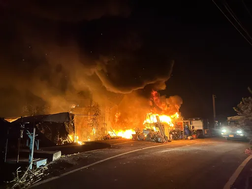 南投埔里暗夜大火　貨櫃屋農舍燒光光！屋主及時逃出