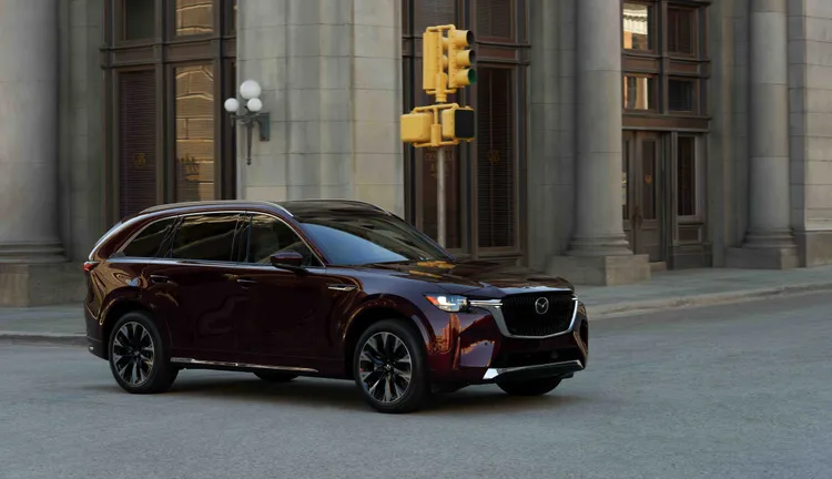 2027年式MAZDA CX-90新增前座中央輔助氣囊，並標配雙前座導流式通風座椅與大型前擋投影式全彩HUD，七人座車型售價171.9萬元起。業者提供