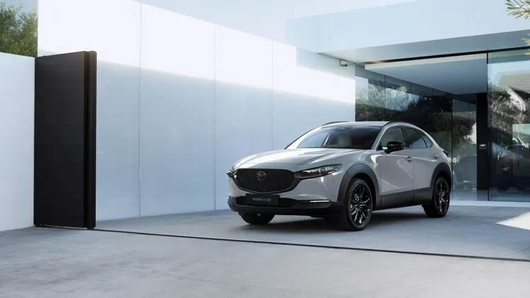 2027年式MAZDA CX-30售價88.8萬元起，新增20S Air Edition，外觀加入黑化元素，內裝採灰白雙色搭配並導入Leganu麂皮質感材質。業者提供